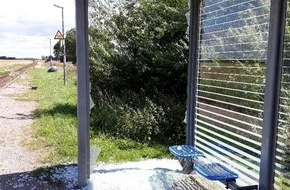 Bundespolizeiinspektion Flensburg: BPOL-FL: Jarrenwisch - Wetterschutzhaus der Bahn schwer beschädigt