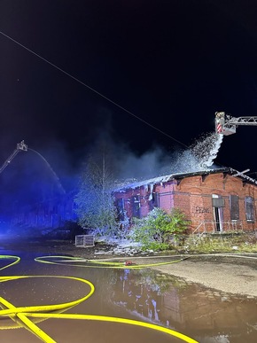 FW Helmstedt: Leerstehende Lagerhalle in Vollbrand