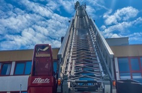 Feuerwehr Dresden: FW Dresden: Fassadenbrand an einer Turnhalle