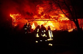 Feuerwehr Essen: FW-E: Großbrand vernichtet ehemalige Stallung eines bäuerlichen Anwesens
Fischlaken, Harnscheidts Höfe, 23.03.2009, 00.40 Uhr