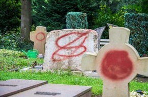 Polizeipräsidium Trier: POL-PPTR: Zahlreiche Grabsteine auf dem Hauptfriedhof mit Farbe besprüht