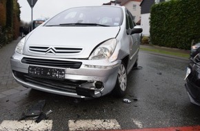 Kreispolizeibehörde Herford: POL-HF: Verkehrsunfall mit zwei Verletzten - Auto in Gegenverkehr geschoben