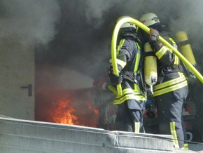 FW Lage: Brand einer Kehrmaschine in der Fahrzeughalle des Bauhofes