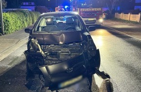 Kreispolizeibehörde Herford: POL-HF: Bünder verliert Kontrolle über sein Fahrzeug - Zwei Personen verletzt
