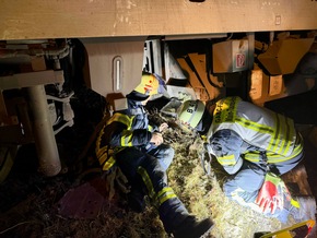 Feuerwehr MTK: Triebfahrzeug entgleist in Hattersheim - Feuerwehr dichtet undichten &Ouml;ltank ab