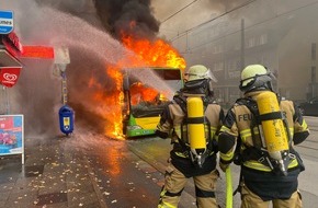 Feuerwehr Essen: FW-E: Linienbus brennt vollständig aus - Flammen drohten auf Wohnhaus überzugreifen