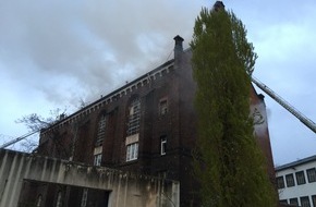 Feuerwehr Düsseldorf: FW-D: BRAND in der ehemaligen JVA Ulmer Höhe
Feuerwehr mit Großaufgebot im Einsatz