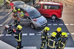 Feuerwehr Neuss: FW-NE: Verkehrsunfall zwischen zwei PKW | Zwei Personen verletzt