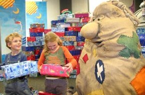 KiKA - Der Kinderkanal ARD/ZDF: Beutolomäus Sack und KI.KA-Mitarbeiter unterstützten die Aktion "Weihnachten im Schuhkarton" / 188 Geschenk-Kartons werden an hilfsbedürftige Kinder verschickt