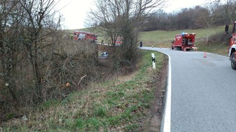Polizeipräsidium Westpfalz: POL-PPWP: Unfall: Rund 30 Meter durch Hecken gefahren