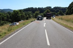 Polizeipräsidium Westpfalz: POL-PPWP: Verkehrsunfall mit 2 Schwerstverletzten