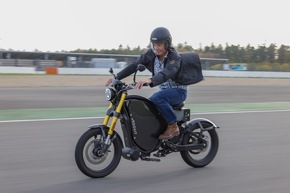 Schauspieler Hannes Jaenicke testet eROCKIT: &quot;Der größte Spaß jenseits von Motorradfahren&quot;