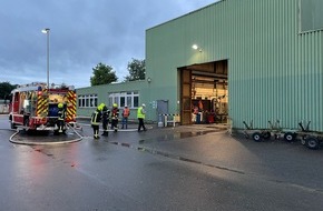 Feuerwehr Bergheim: FW Bergheim: Feuerwehr löscht Brand in Werkstatthalle Starke Rauchentwicklung am frühen Morgen