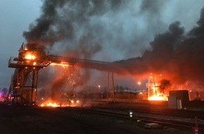 Feuerwehr Bottrop: FW-BOT: Brand im Kohlehafen - Unterstützung durch Löschboot