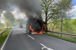 Polizeiinspektion Neubrandenburg: POL-NB: Baumstämme brennen auf Anhänger