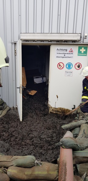FW Borgentreich: Großen Mengen Substrat trete bei einer havarierten Biogasanlage aus. Feuerwehr unterstützt den Betreiber