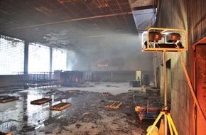 Feuerwehr Essen: FW-E: Feuer in der Turnhalle des Gymnasiums Borbeck, hoher Sachschaden