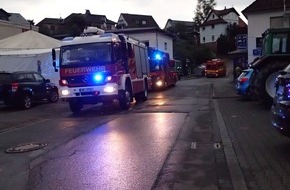 Feuerwehr Plettenberg: FW-PL: OT-Holthausen. Mann stürzt von Dach und wird lebensgefährlich verletzt. Rettungshubschrauber im Einsatz.