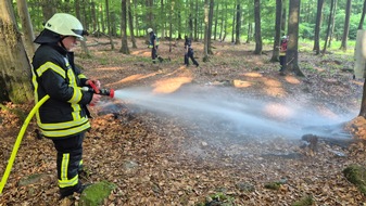 Feuerwehren VG Westerburg: FW VG Westerburg: Aufmerksame Spazierg&auml;ngerin meldet Rauchentwicklung im Wald - Feuerwehr verhindert gro&szlig;en Waldbrand