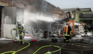 Feuerwehr Essen: FW-E: Feuer auf Gewerbefläche in Essen-Altenessen, 41 Jahre alter Mann verletzt