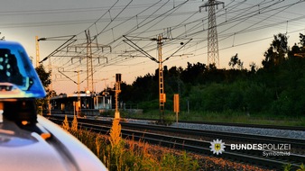 Bundespolizeidirektion M&uuml;nchen: Bundespolizeidirektion M&uuml;nchen: Fahrradfahrer st&ouml;rt Bahnverkehr