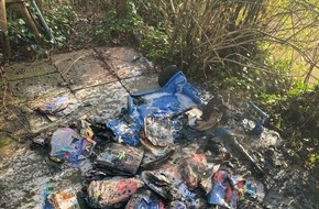 Polizei Mettmann: POL-ME: Zwei blaue Mülltonnen gänzlich ausgebrannt - die Polizei ermittelt - Ratingen - 2403073