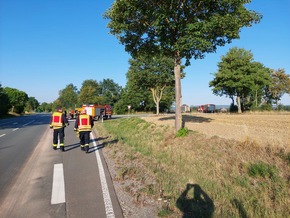 FW Borgentreich: Ölspureinsatz auf der B241. Eine mehrere Kilometer lange Ölspur hielt die Feuerwehren der Stadt Borgentreich, Beverungen und Warburg am frühen Morgen des 11.08.2022 auf Trab.