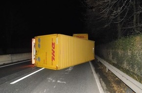 Polizeidirektion Neuwied/Rhein: POL-PDNR: Verkehrsunfall mit umgestürztem Lkw-Anhänger