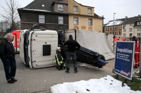 Feuerwehr Essen: FW-E: LKW reißt Fahrdraht der EVAG herunter und kippt auf die Seite, Fahrer unverletzt