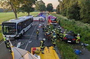 Freiwillige Feuerwehr Bedburg-Hau: FW-KLE: Schwerer Verkehrsunfall zwischen Linienbus und Pkw auf der B 57 - BMW-Fahrer schwer verletzt
