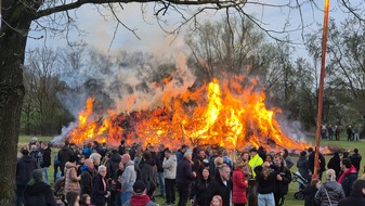 Feuerwehr Samtgemeinde Wathlingen: FW Wathlingen: Osterfeuer in Gro&szlig;moor lockt zahlreiche Besucher an