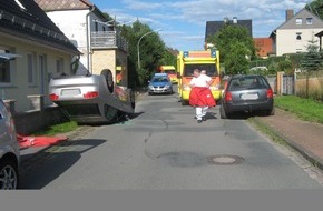 Polizeiinspektion Hameln-Pyrmont/Holzminden: POL-HOL: Lüerdissen - Lindenstraße: Auf parkenden PKW aufgefahren und auf dem Dach gelandet - 80jährige Fahrerin leicht verletzt -