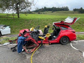 KFV Bodenseekreis: Frontalzusammenstoß: Feuerwehr befreit eingeklemmte Fahrerin