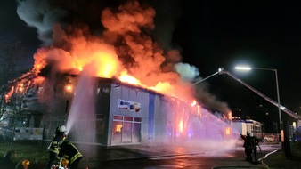 Feuerwehr Lennestadt: FW-OE: Vollbrand eines Handwerksbetriebs in Lennestadt-Altenhundem