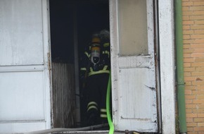 Kreisfeuerwehrverband Rendsburg-Eckernförde: FW-RD: Feuer beim Autohändler

Rendsburg, in der Friedrichstädter Straße, kam es Heute (01.07.2019) zu einem Feuer beim Autohändler.