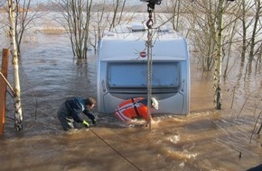 Polizeiinspektion Hameln-Pyrmont/Holzminden: POL-HOL: Das Hochwasser steigt schneller als man denkt: Wohnwagenbenutzer vom Hochwasser überrascht - Feuerwehr, THW und Polizei mussten Wohnwagen samt Insassen bergen -