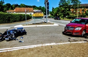 Polizeipräsidium Mittelhessen - Pressestelle Wetterau: POL-WE: Motorradfahrer offenbar übersehen - zwei Schwerverletzte + Audi zerkratzt + Wer nahm das Klapprad?