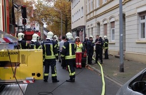 Feuerwehr Gelsenkirchen: FW-GE: Feuer in Rotthausen - Brannte Sperrmüll im Hausflur, zwei Jugendliche aus Dachgeschoss gerettet