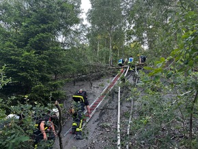 FW LK Neunkirchen: Großer Vegetationsbrand auf einer Bergehalde bei Wiebelskirchen