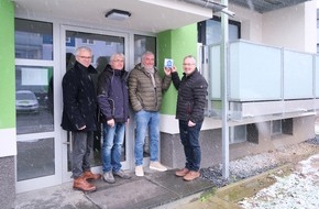 Polizei Gütersloh: POL-GT: Einbrechern wird es schwer gemacht - Polizei übergibt weitere Plaketten "Zuhause sicher" an den Bauverein Gütersloh