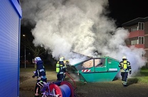 Feuerwehr Moers: FW Moers: Mehrere Müllbehälter brennen in Moers-Mattheck
