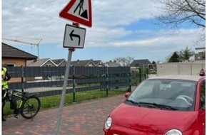 Polizeiinspektion Wilhelmshaven/Friesland: POL-WHV: Schild fällt nach Verkehrsunfall auf PKW