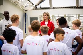 Aktuelle Pressemeldung: Kurz vor der Frauen-WM: Basketball-Prominenz zu Gast auf AIDAperla