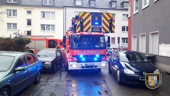 Feuerwehr Mülheim an der Ruhr: FW-MH: Küchenbrand - Probleme durch beengte Verkehrsverhältnisse