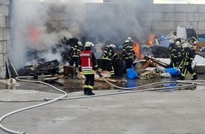 Feuerwehr Dortmund: FW-DO: Feuer auf Wertstoffhof / DO Hacheney - Sperrmüll stand im Vollbrand