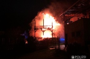 Polizeipräsidium Westpfalz: POL-PPWP: Mehrfamilienhaus steht in Flammen