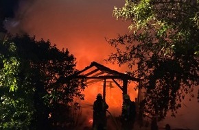 Feuerwehr Bremerhaven: FW Bremerhaven: Gartenlaube in Vollbrand