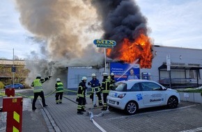 Feuerwehr Pforzheim: FW Pforzheim: Großbrand an einem Supermarkt