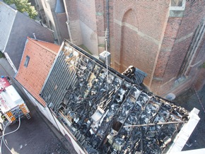 Feuerwehr Kalkar: Dachstuhlbrand - Wohnungen unbewohnbar, keine Verletzen