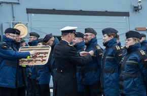 Presse- und Informationszentrum Marine: Besatzung der Korvette Ludwigshafen am Rhein mit Gefechtsmedaille geehrt